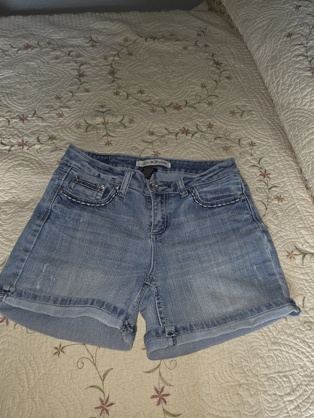 Love Nation Light Wash Denim Rolled-Hem Women's Shorts